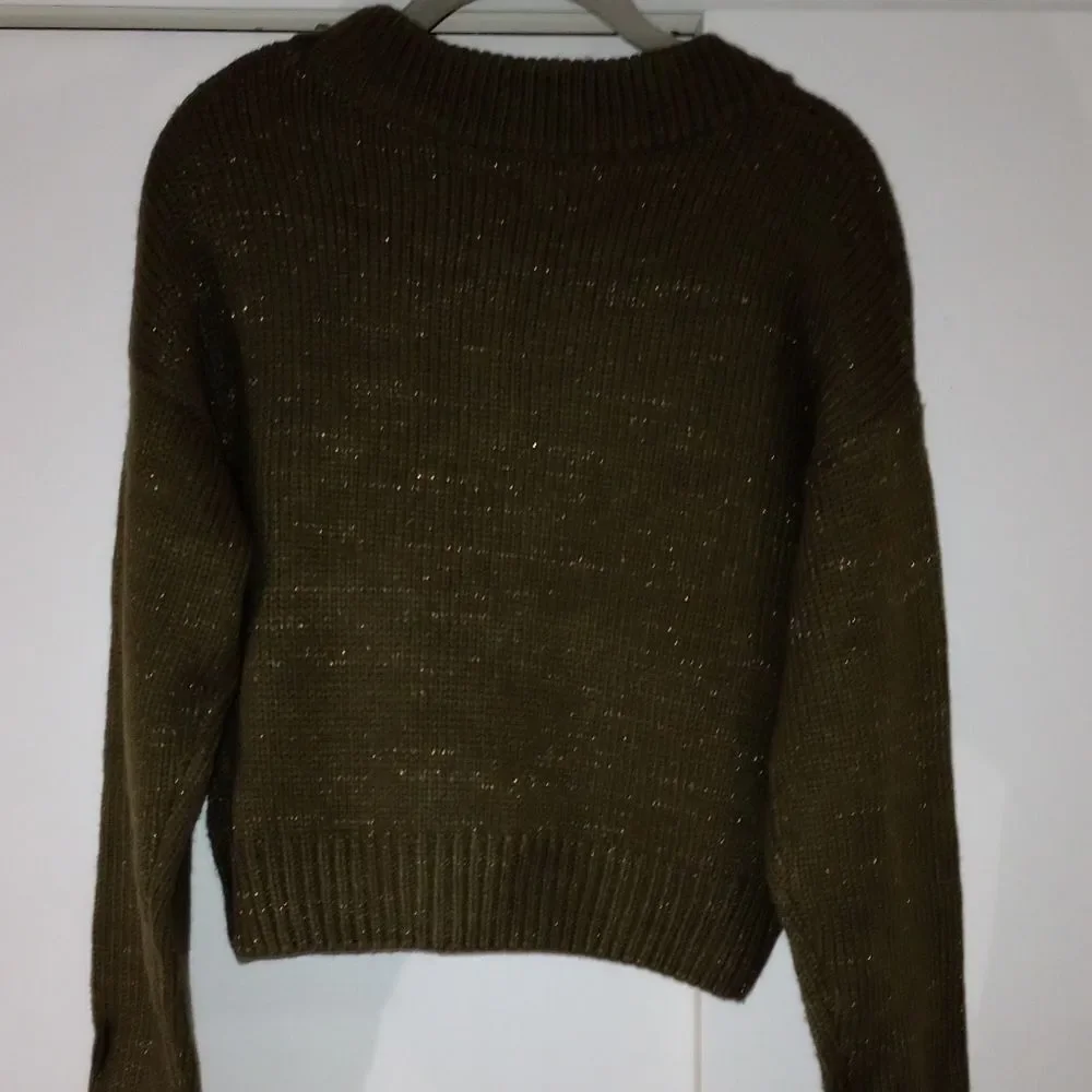 🆕👱🏽‍♂️Uniq Embroidered Green and Black Cropped Sweater